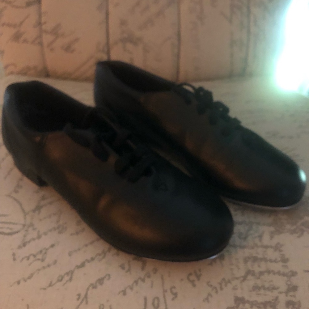 Capezio black Lace-Up Tap Dance Shoes
Size 6 1/2 Great used condition.